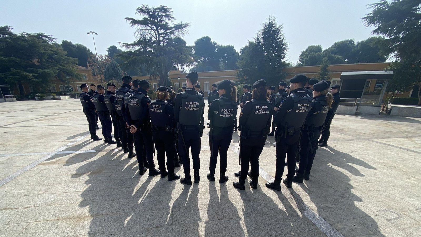 Agents de la Policia Local en una xarrada prèvia al dispositiu de Falles