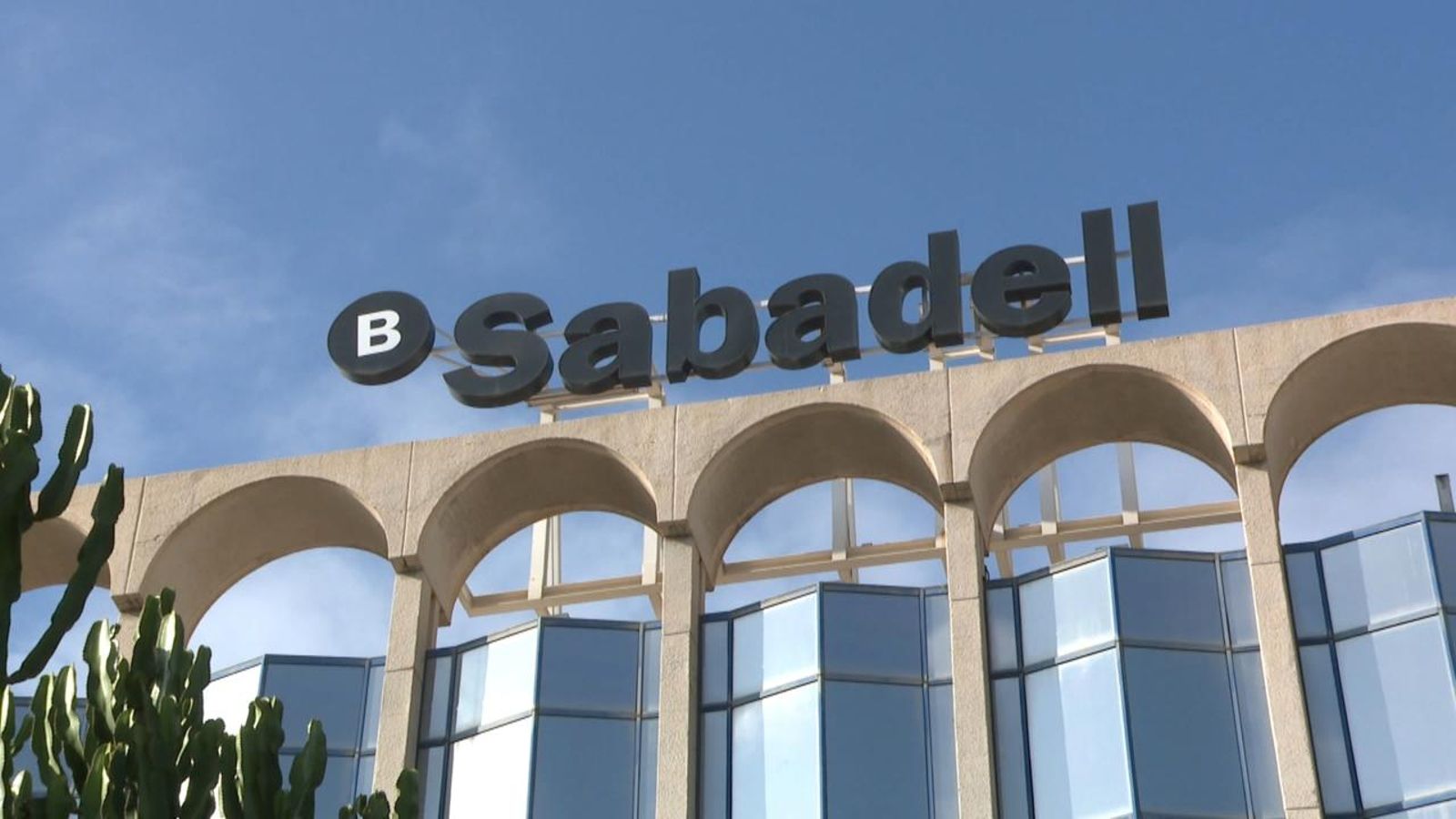 Preocupació en el món polític i empresarial per l'impacte que pot tindre a Alacant l'operació entre el BBVA i el Sabadell