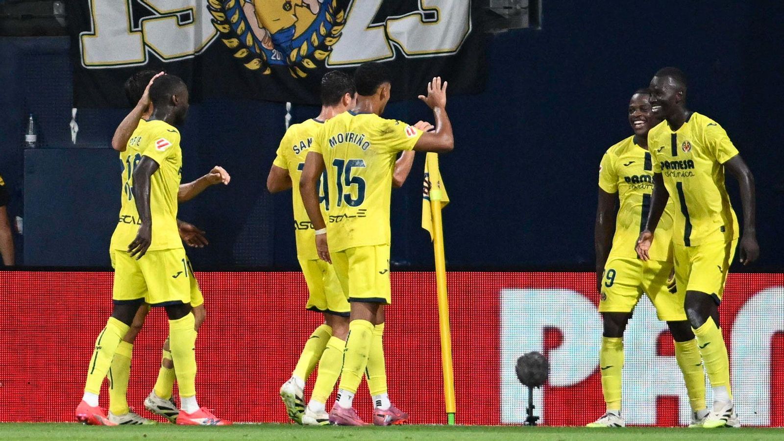 Els Els jugadors groguets celebren un dels gols