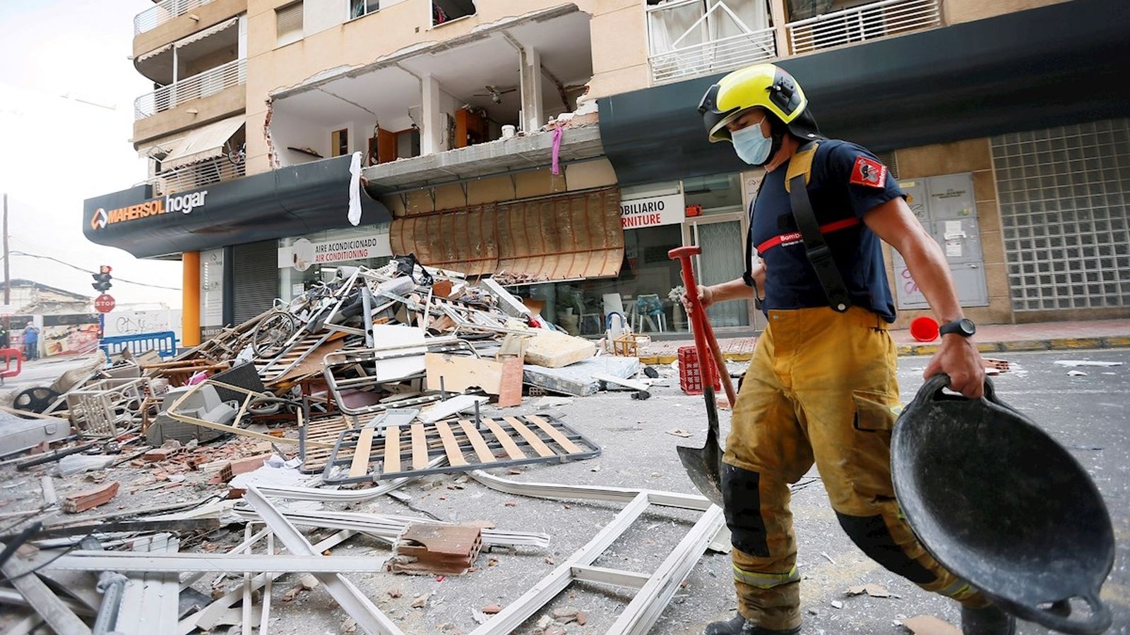 Vista dels enderrocs aquest dijous després de gran explosió de gas butà registrada la passada matinada a l'interior d'un habitatge de Torrevieja