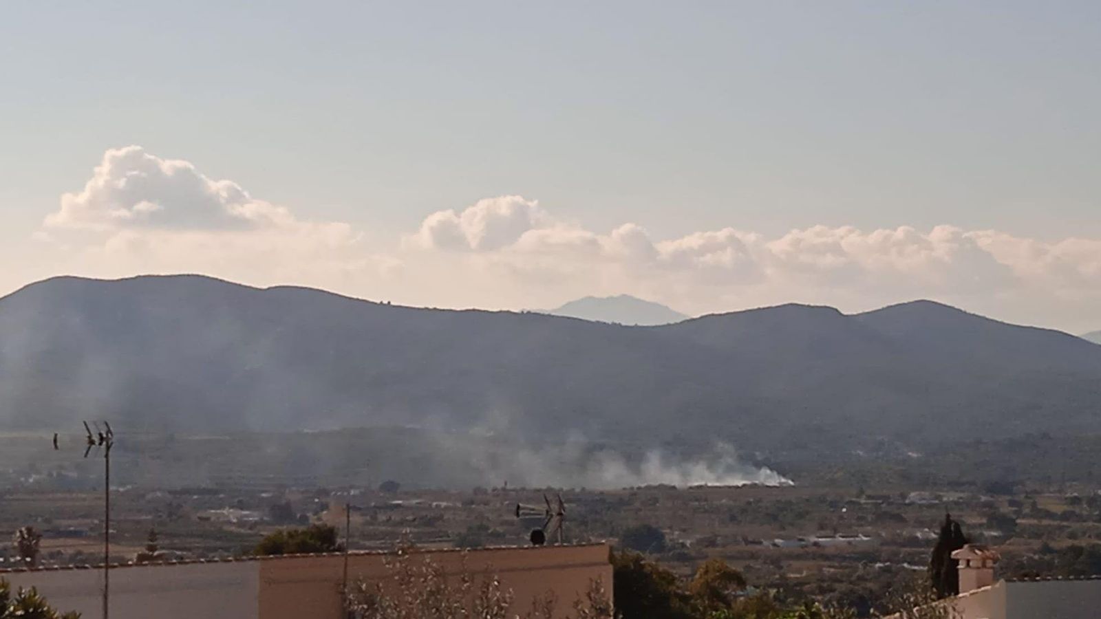 Imatge de l'incendi a la planta de residus vegetals dels Ramblars