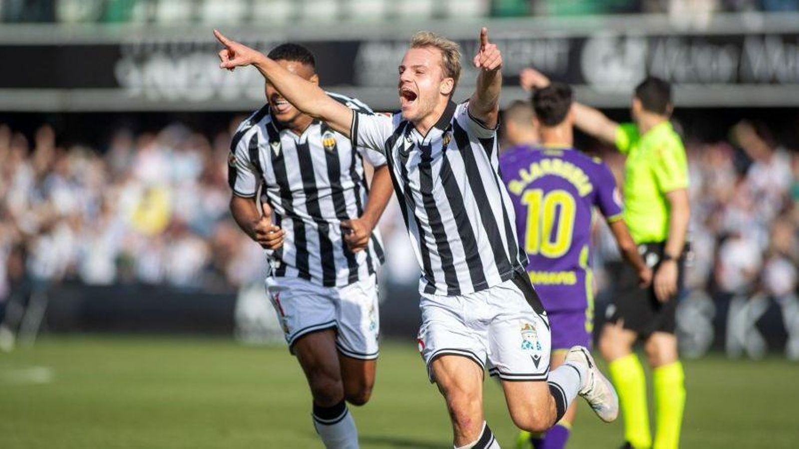 Van den Belt celebra el gol