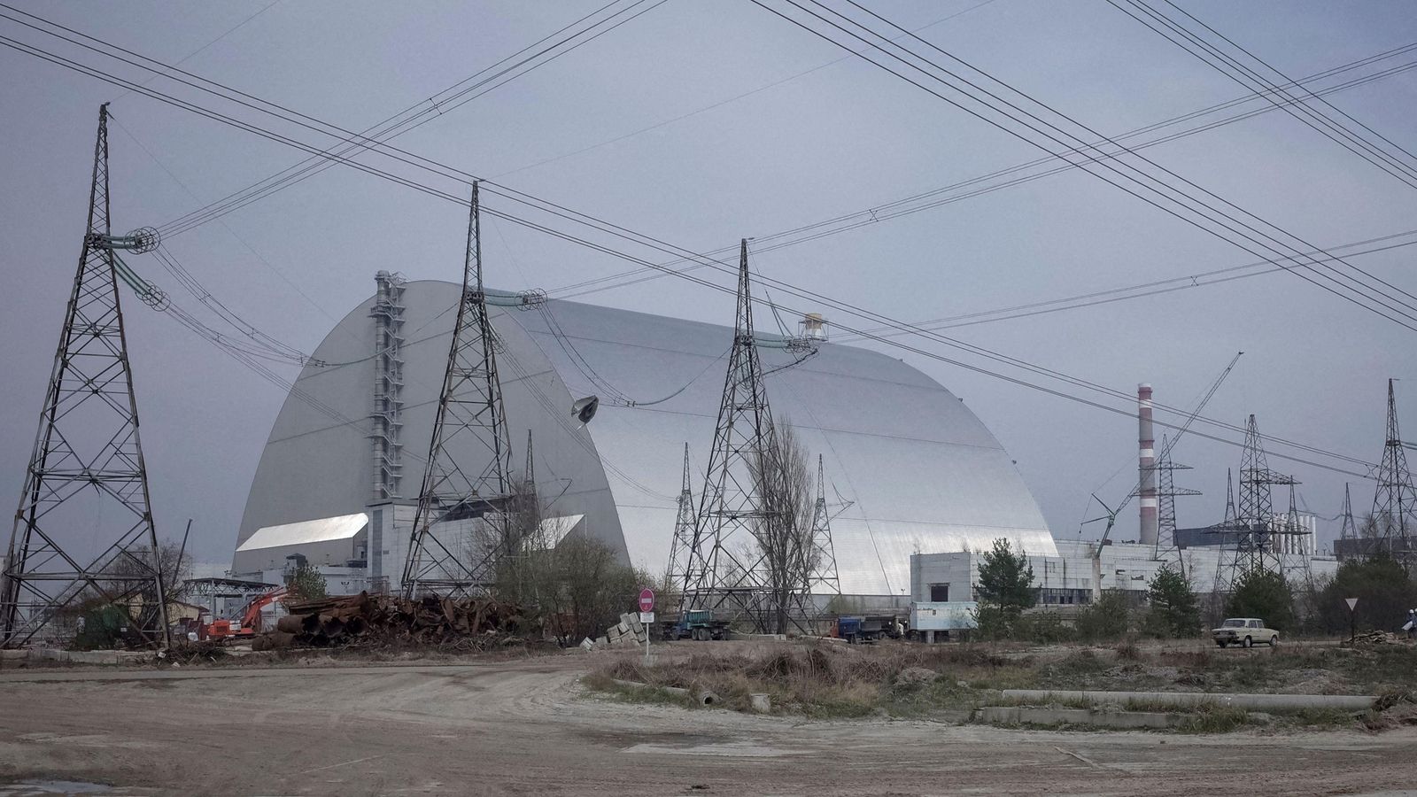 Vista de la nova cobertura metàl·lica que tapa el sarcòfag de seguretat del reactor de Txernòbil danyat en l'accident de 1986