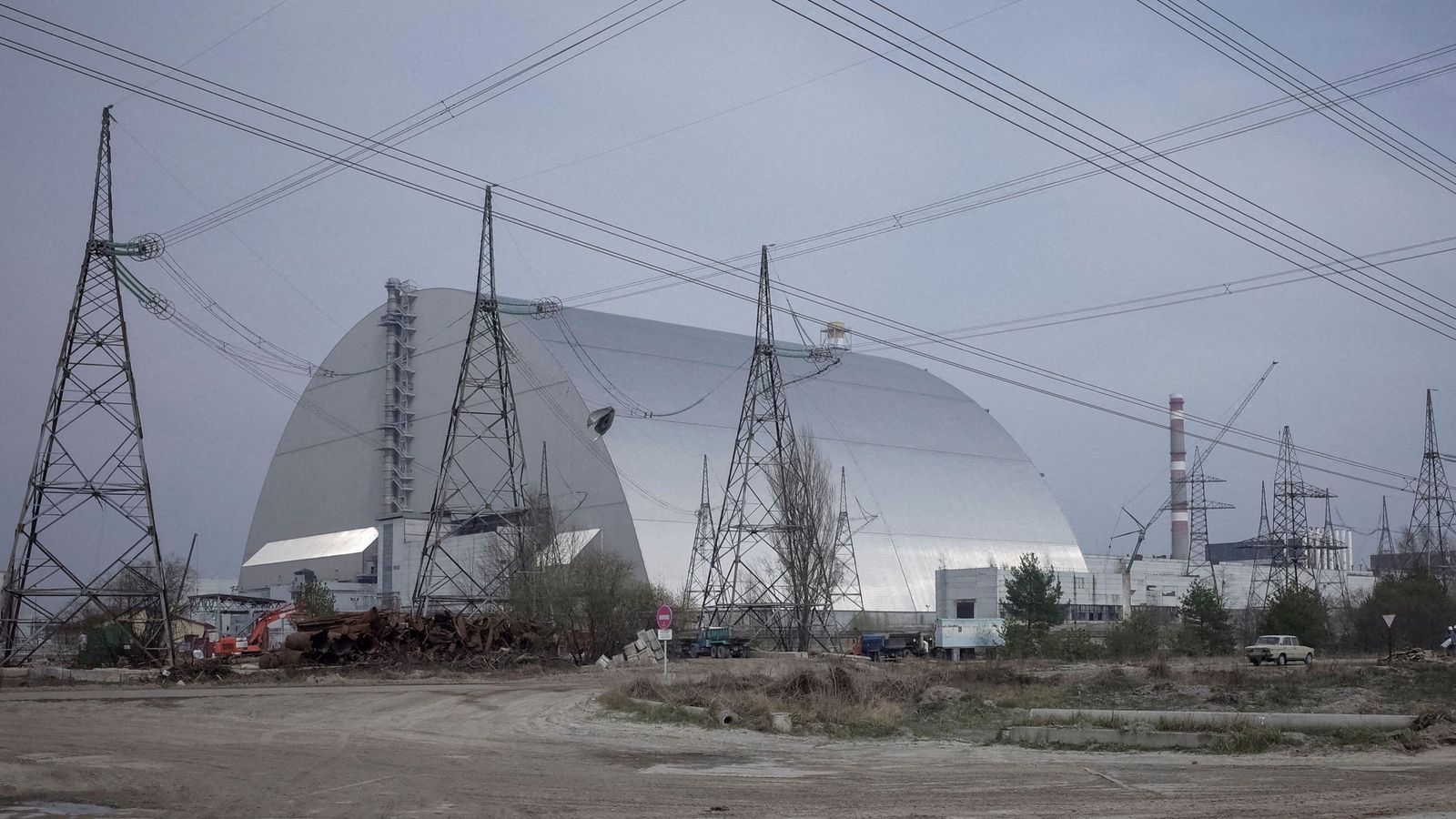 Vista de la nova cobertura metàl·lica que tapa el sarcòfag de seguretat del reactor de Txernòbil danyat en l'accident de 1986