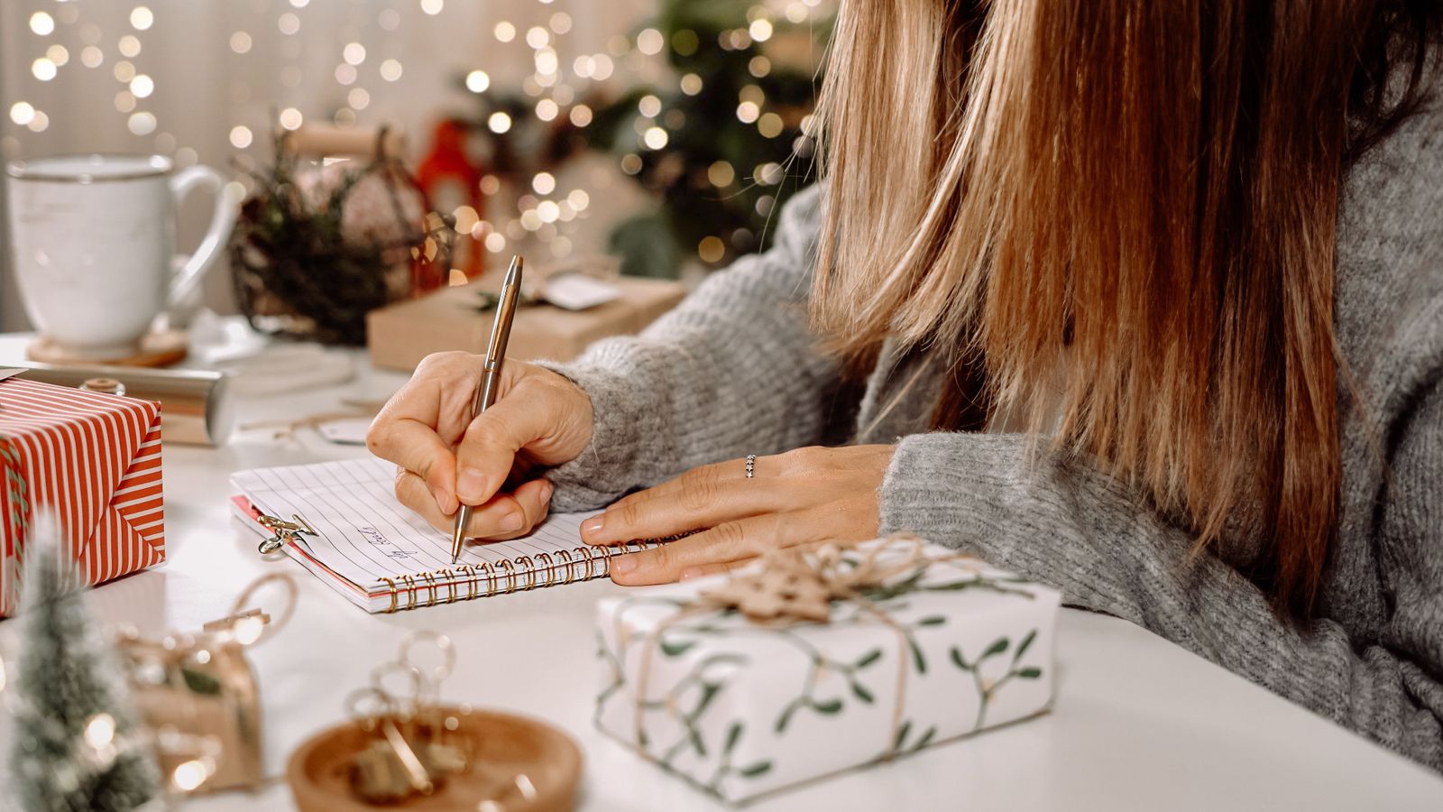 Persona creant una llista de desitjos d'Any Nou
