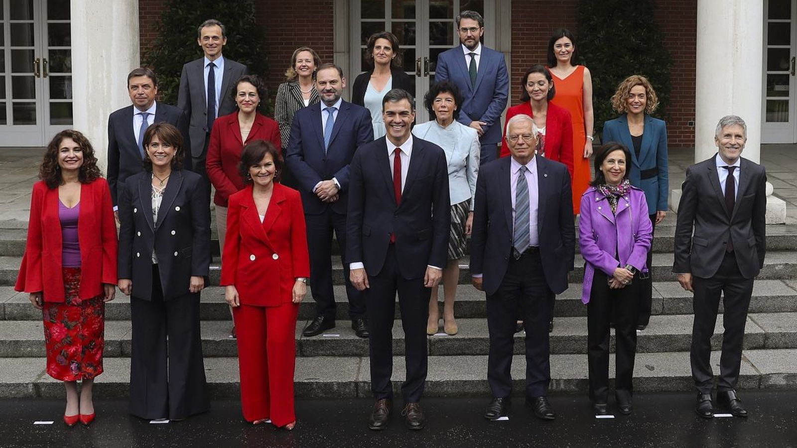 El president del Govern d'Espanya posa amb el seu equip després del primer Consell de Ministres celebrat a La Moncloa