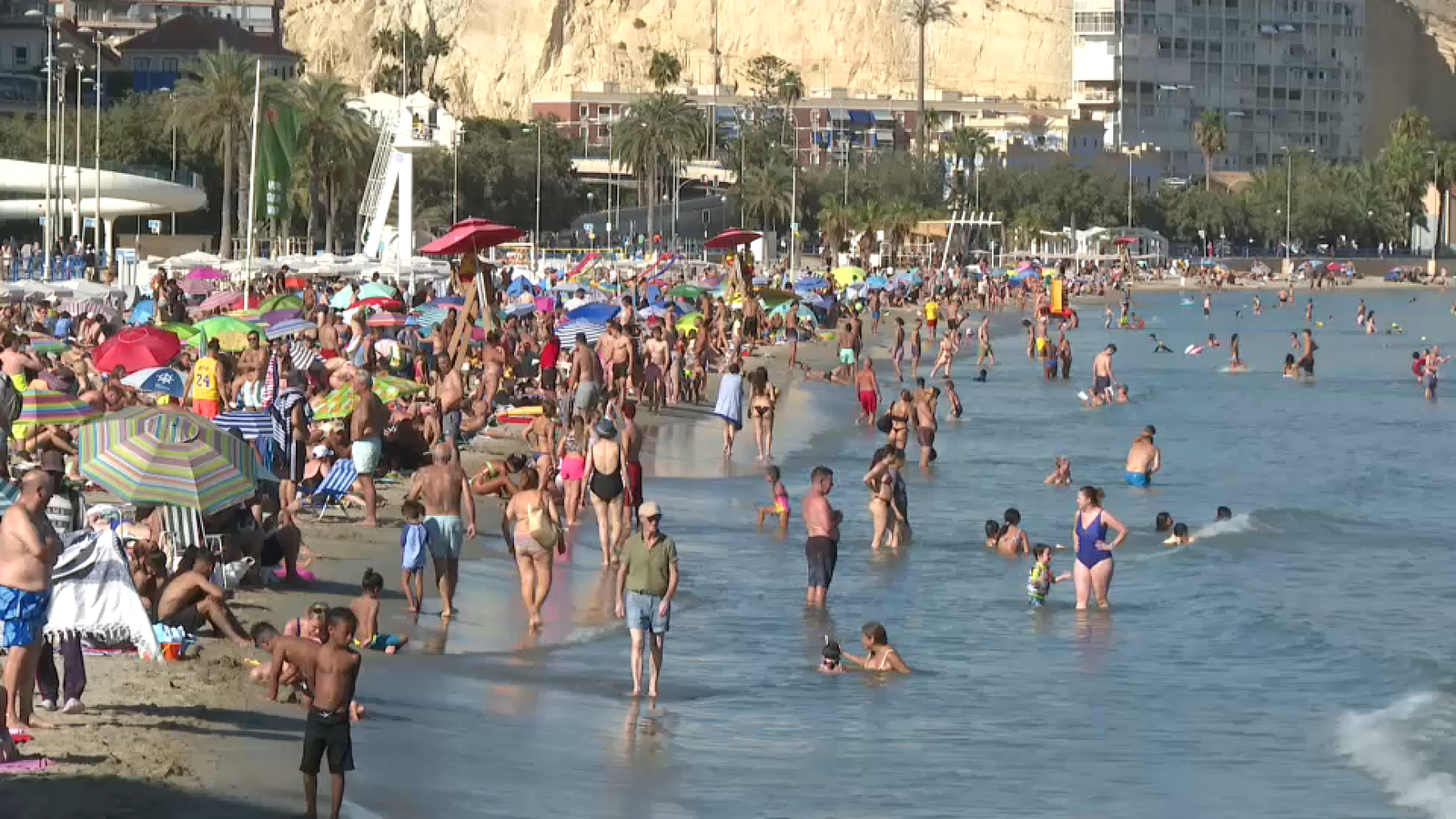 En la imatge, la platja del Postiguet d'Alacant a l'estiu