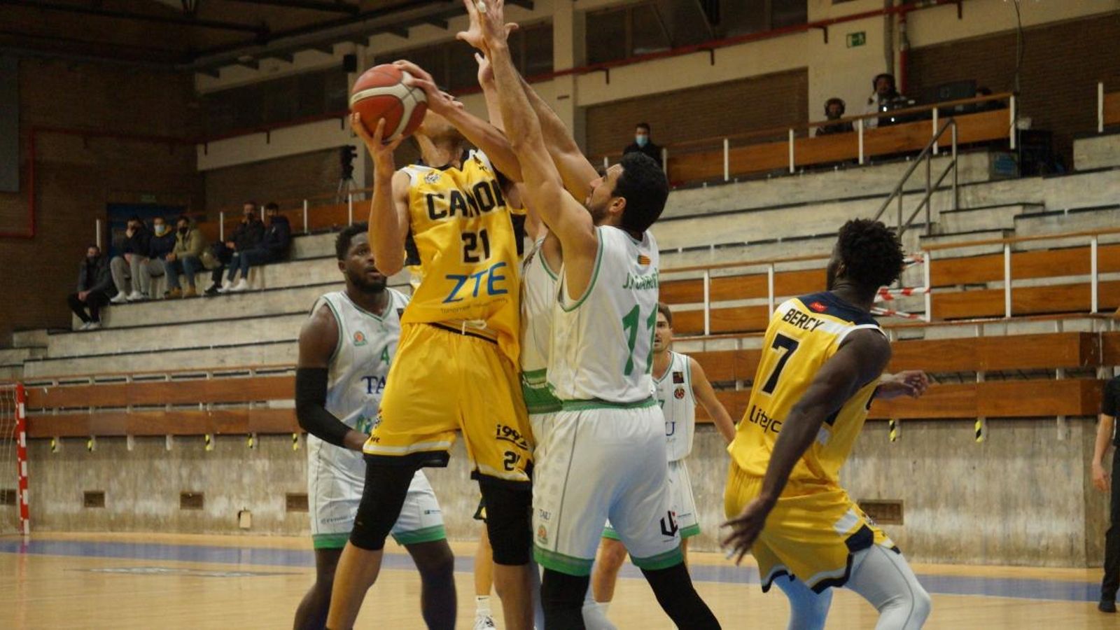Juanjo García tracta de taponar un llançament d'un jugador del Canoe