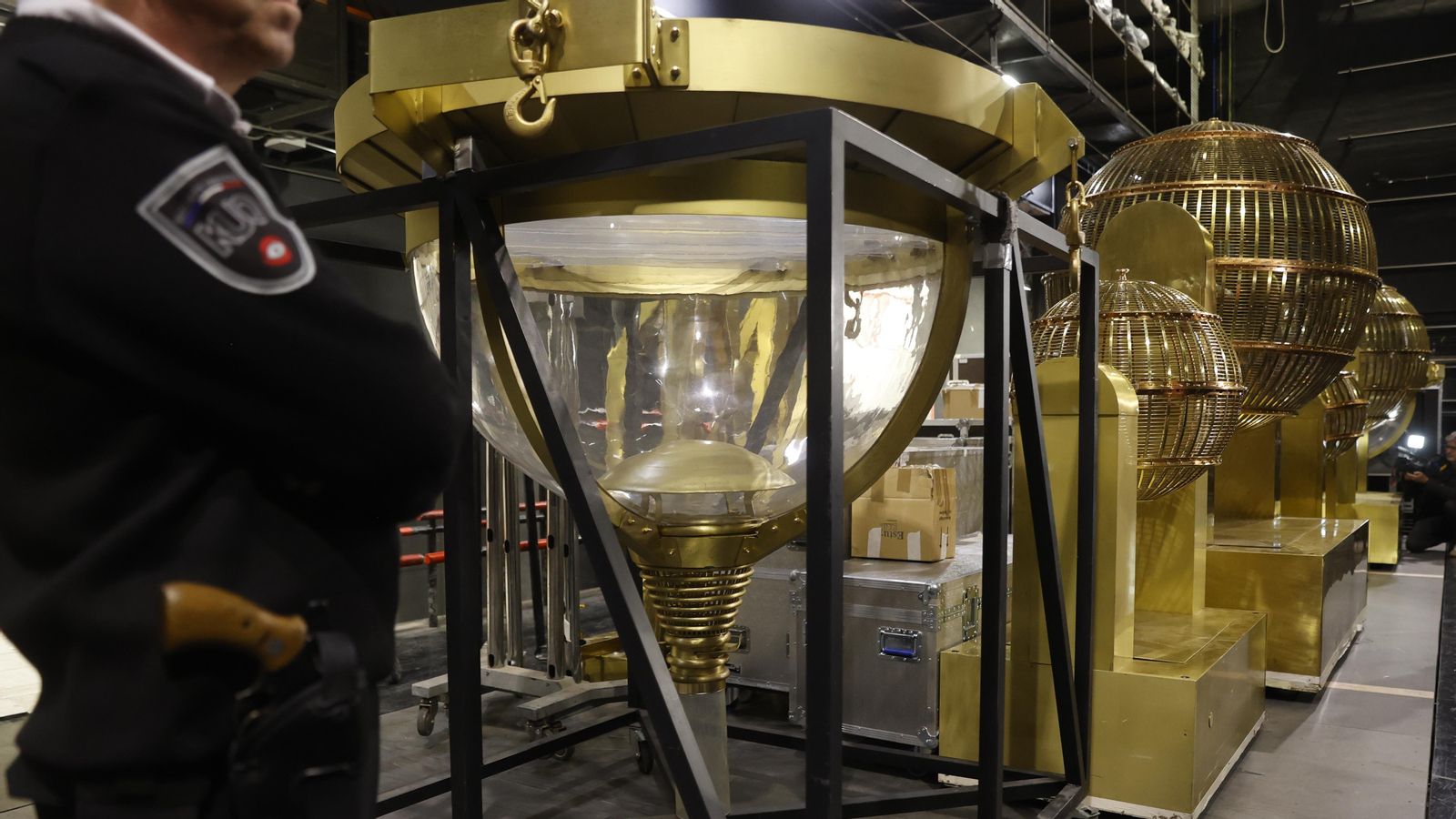 Personal de seguretat custòdia els bombos de les boles del sorteig del Nadal, que han arribat aquest dimecres al Teatre Reial