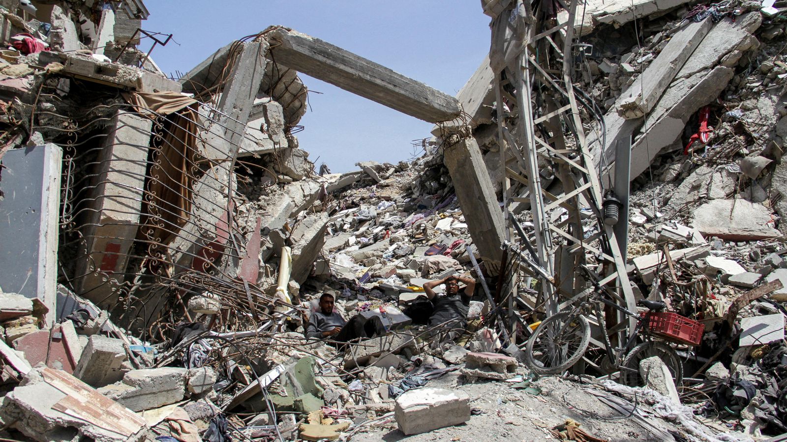 Un palestí descansa entre els enderrocs d'un edifici residencial destruït en un atac israelià al nord de la Franja de Gaza