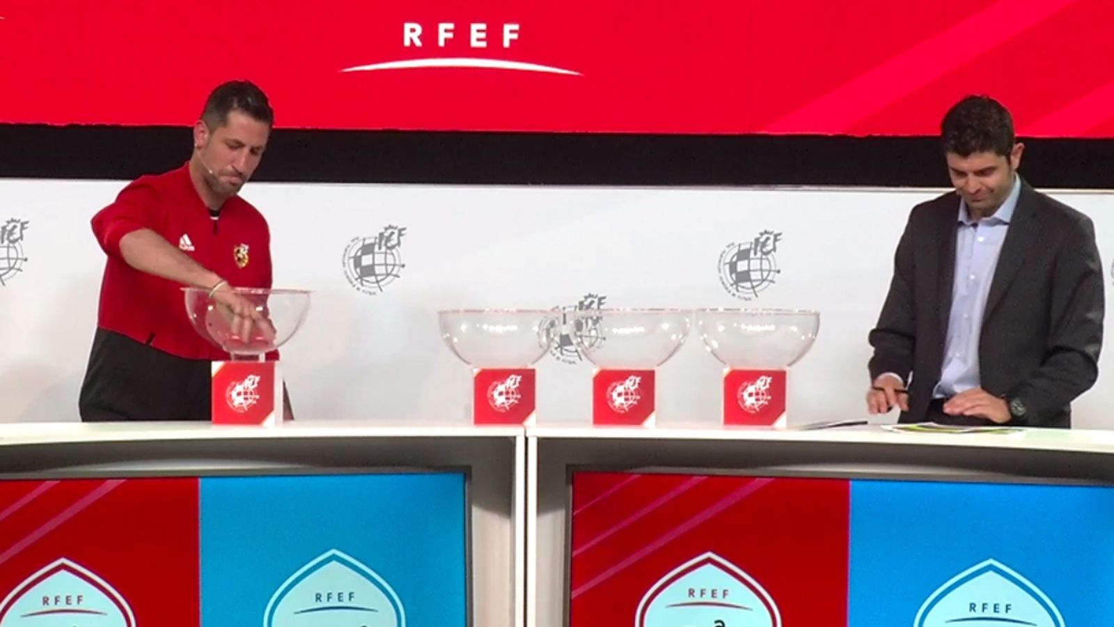 L'exjugador del Villarreal, Joan Capdevila, va extraure les boles