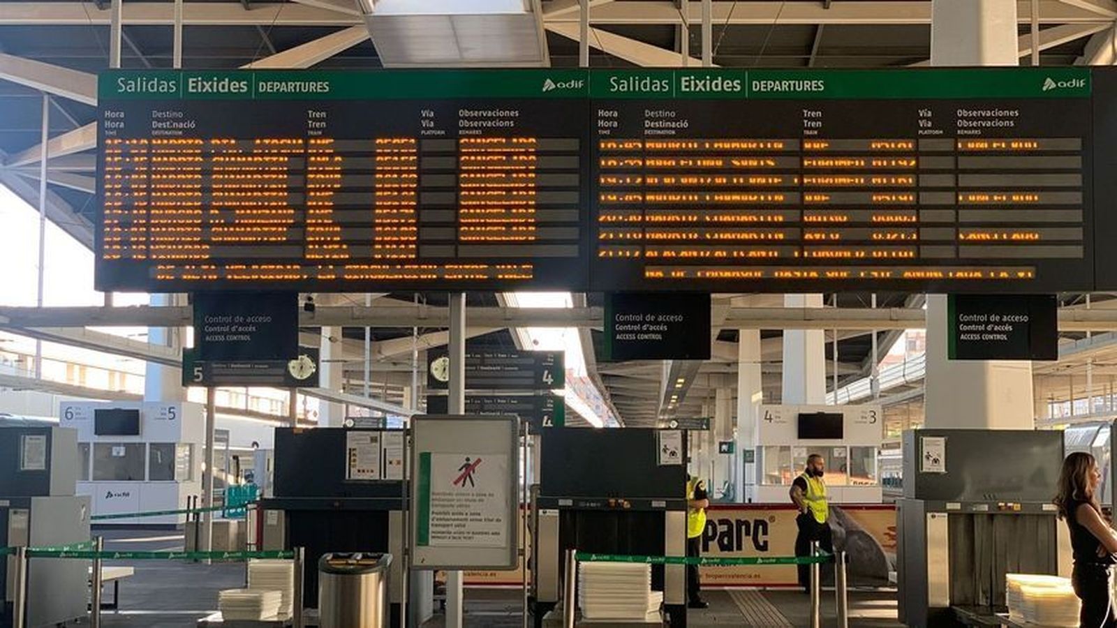 Pantalla que informa sobre les eixides de l'estació València-Joaquim Sorolla, on es pot veure que tots els trens estan cancel·lats