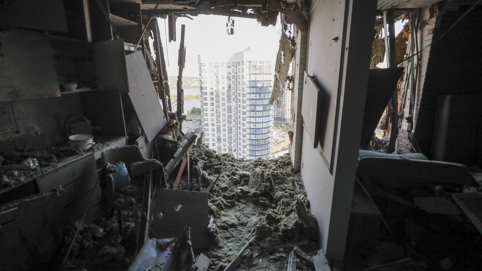 Interior d'un apartament danyat després d'un atac rus nocturn amb drons a Kíev, Ucraïna