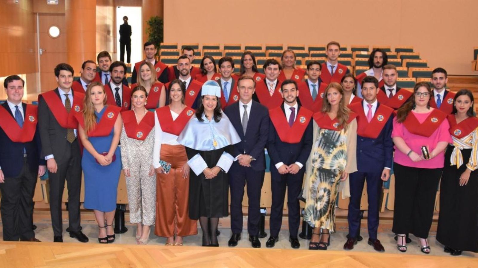 Imatge d'arxiu del president de l'Audiència Nacional amb estudiants de dret graduats recentment