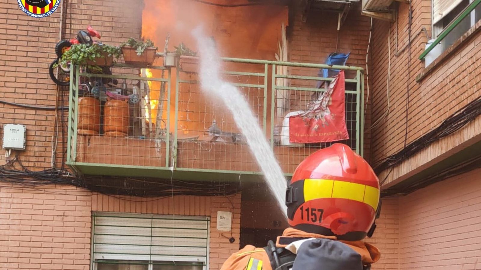 Un bomber treballa en l'extinció d'una vivenda a Paiporta
