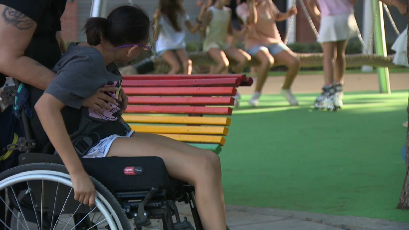Ainara, amb necessitats especials, no té on poder jugar al parc de Montcada