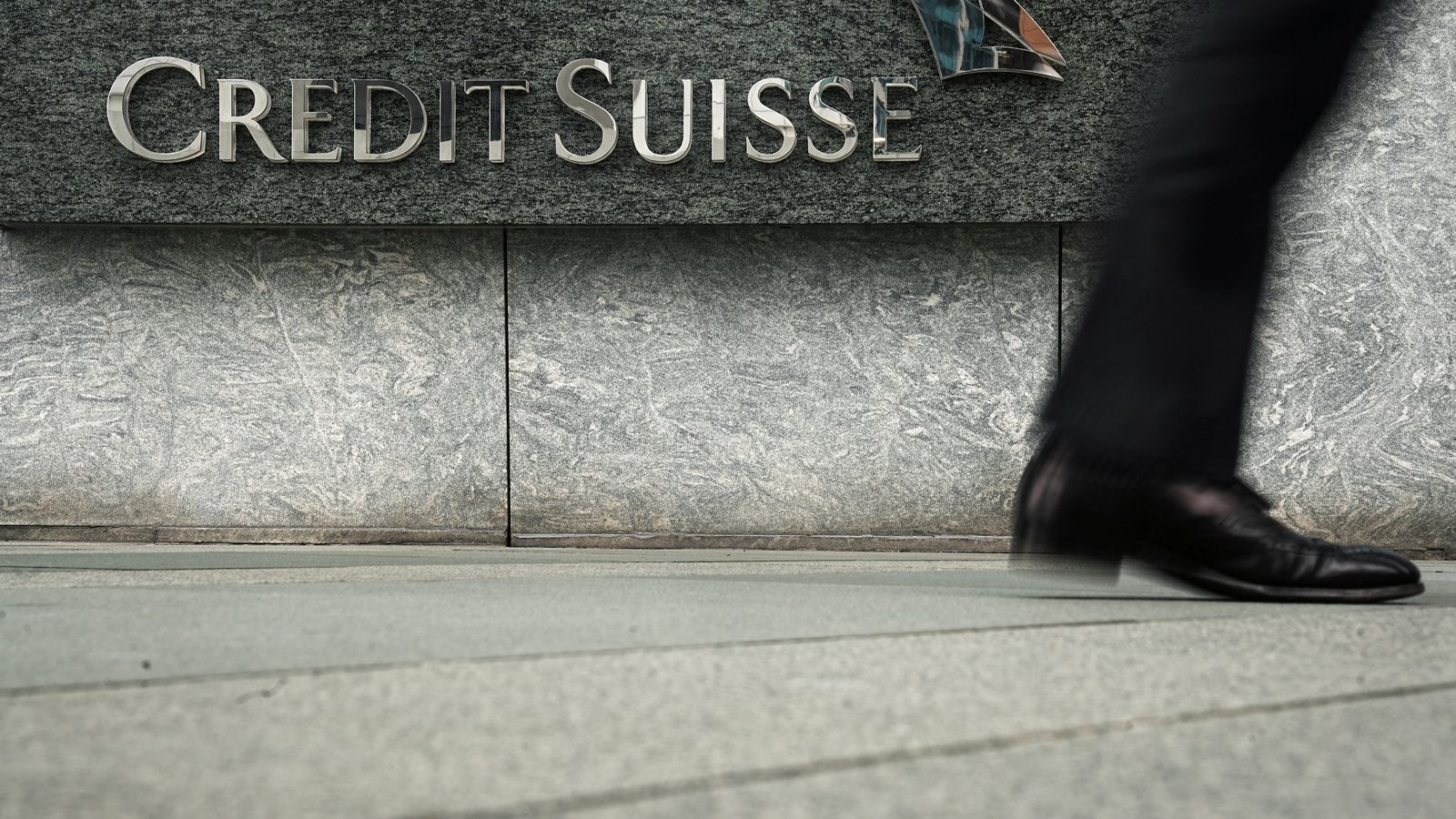 Un home passa al costat d'unes oficines de Credit Suisse en una imatge d'arxiu