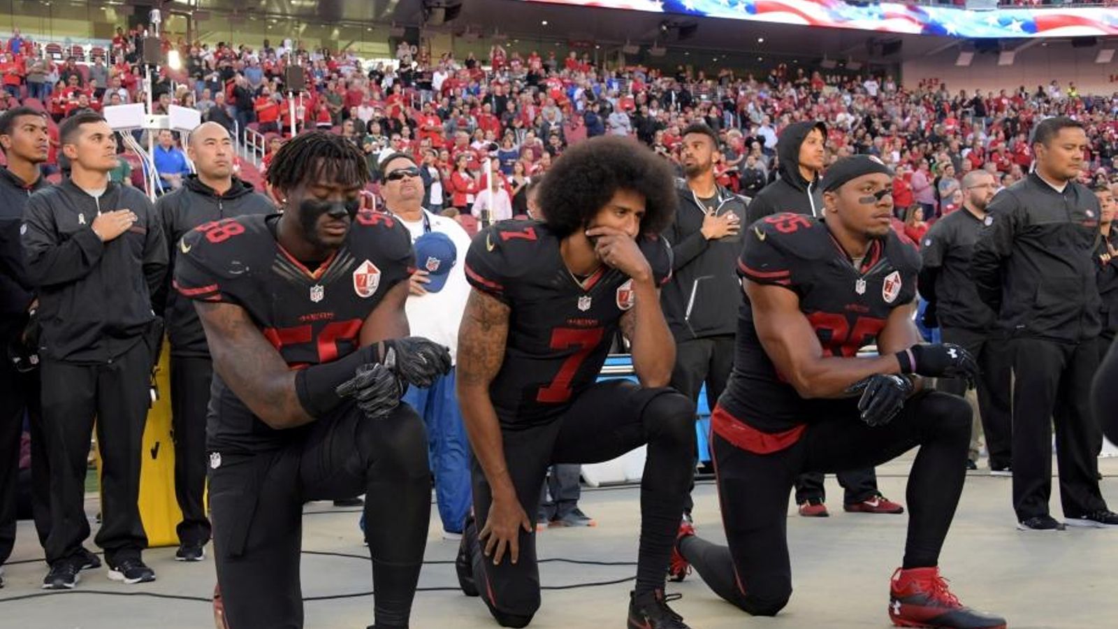 Colin Kaepernick, al centre, en imatge d'arxiu d'octubre de 2016