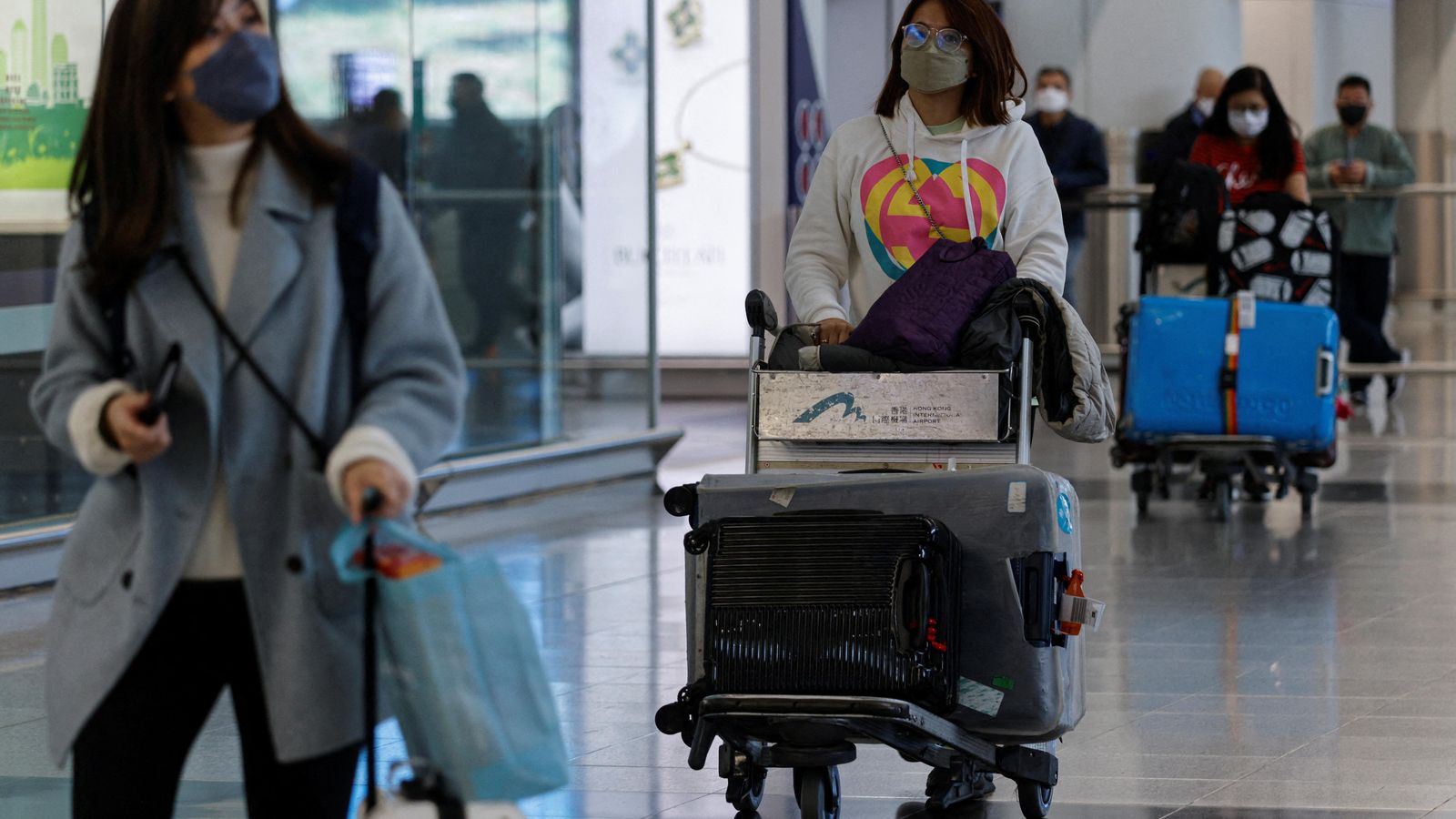 Unes passatgeres a l'aeroport de Hong Kong en una imatge captada el 14 de desembre