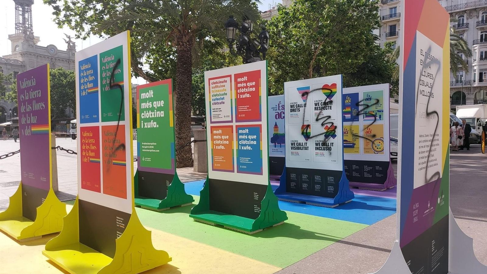 Pintades en l'exposició que reivindica els drets LGTBI a la plaça de l'Ajuntament de València