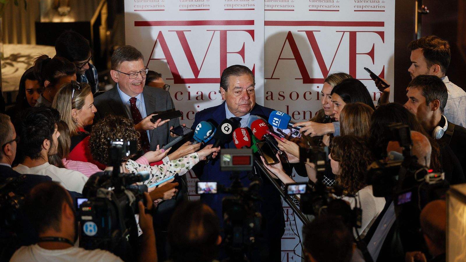 El president de la Generalitat i el de l'AVE atenen els periodistes abans de la reunió que han tingut els dos