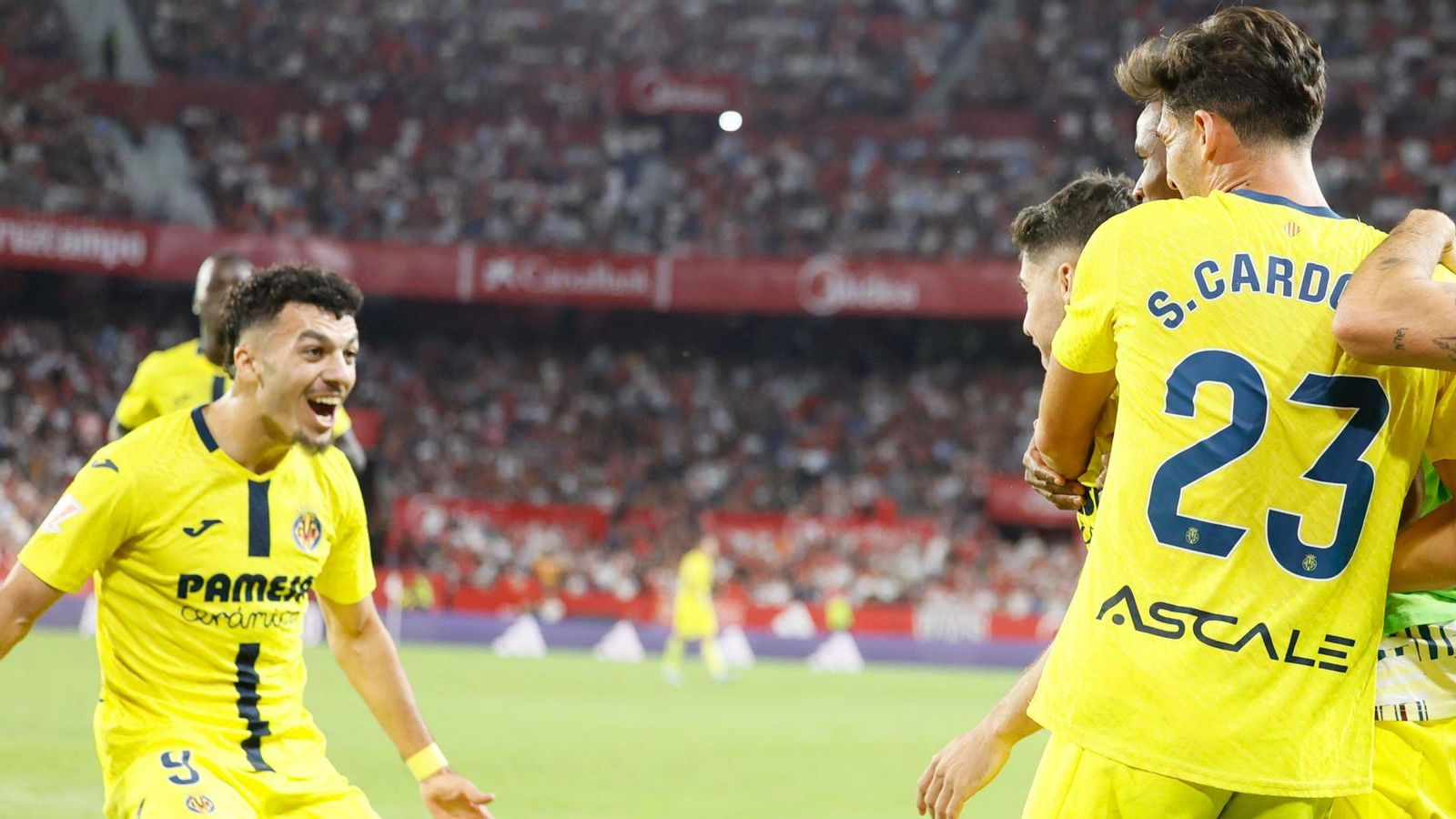 Mikautadze celebra el gol amb els companys