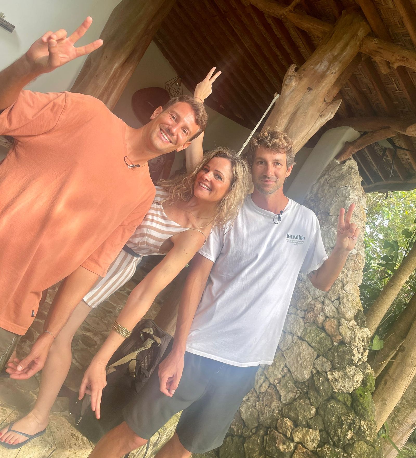 Marco i Manu de València, amb la reportera de Valencians al món