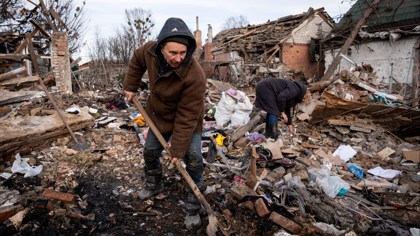 Veïns netegen enderrocs en el lloc d'un atac aeri rus en una zona residencial de Sloviansk, regió de Donetsk, l'11 de febrer de 2026, enmig de la invasió russa