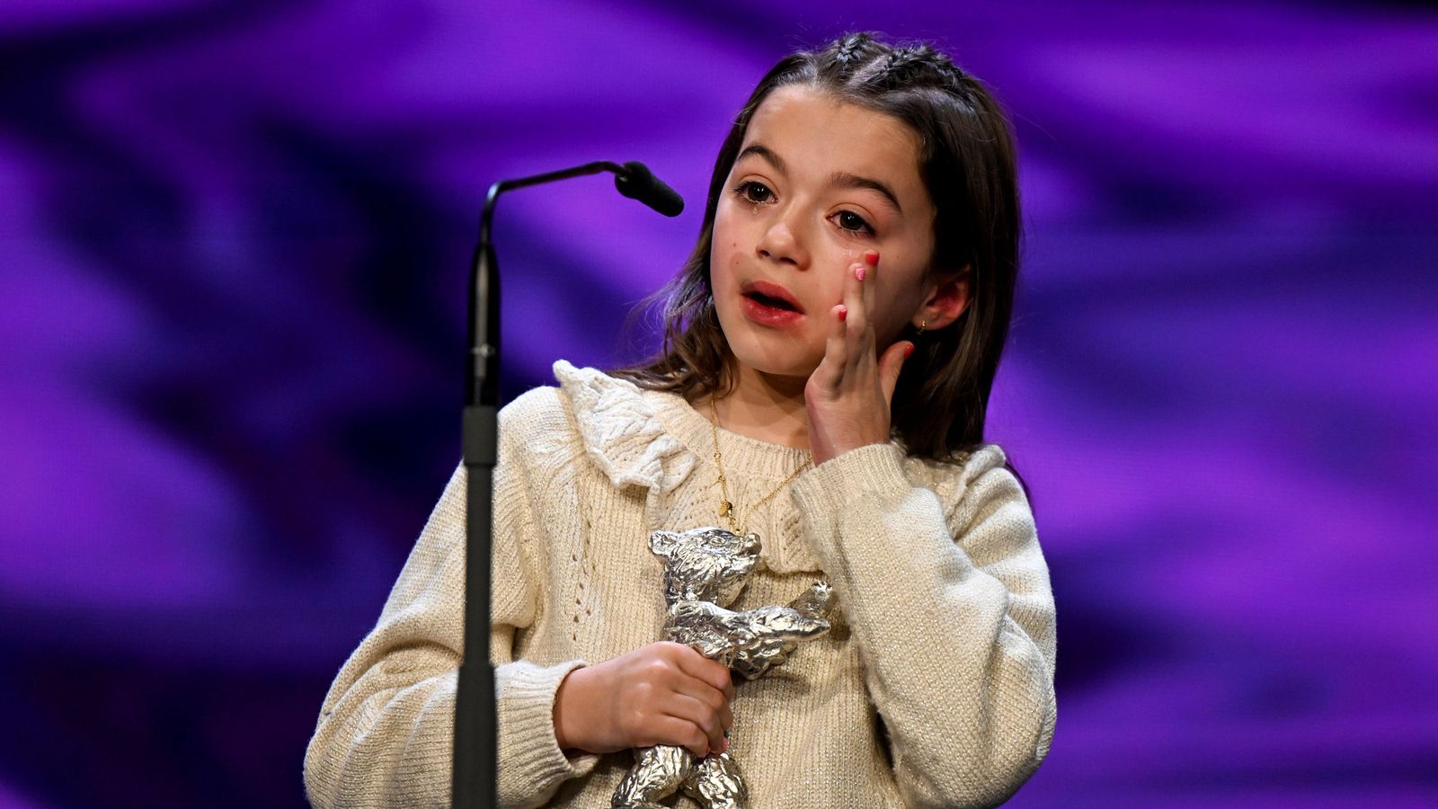 Sofia Otero recollint el premi a la millor interpretació en la Berlinale