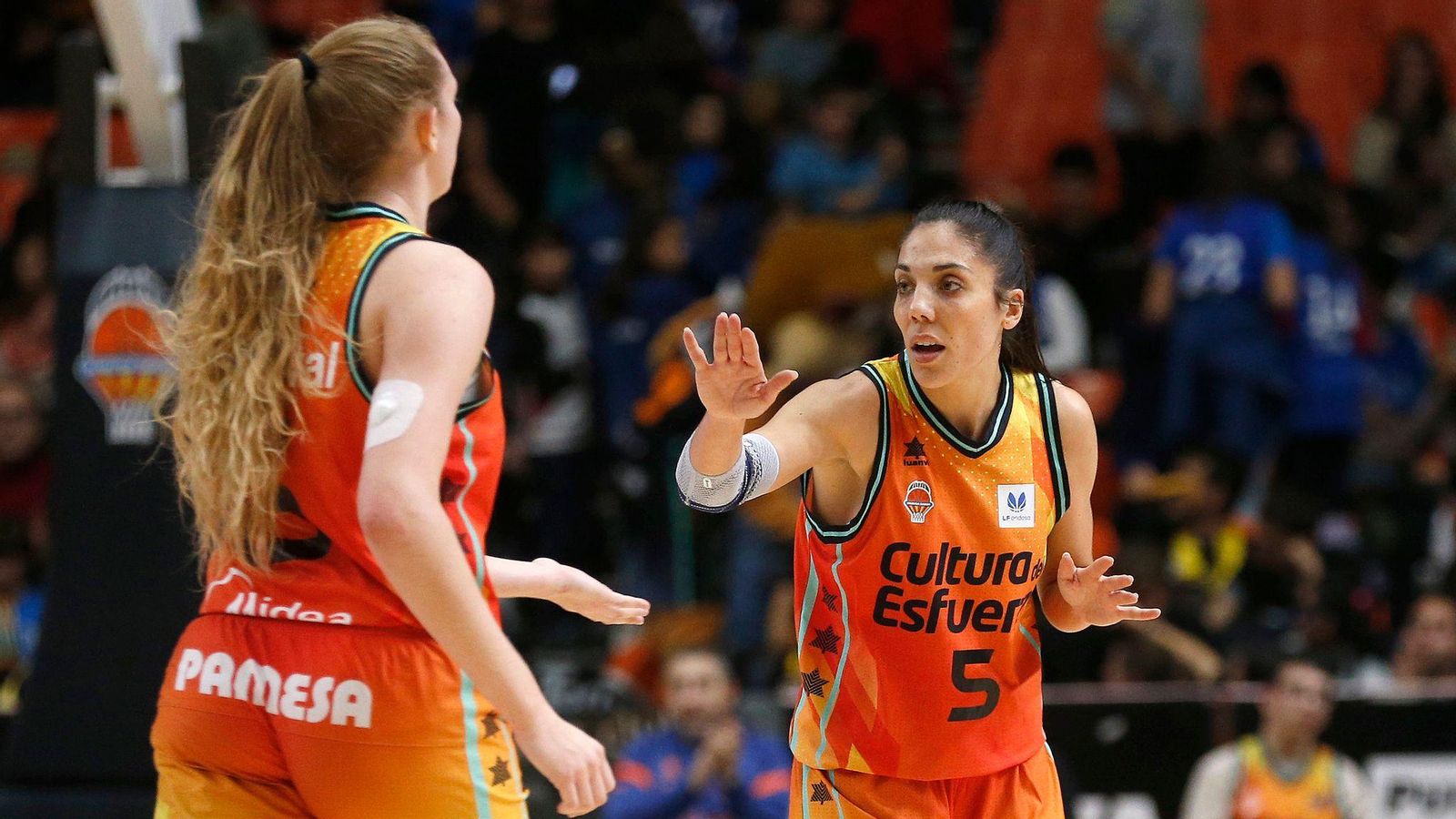 Lauren Cox i Cristina Ouviña celebren una acció