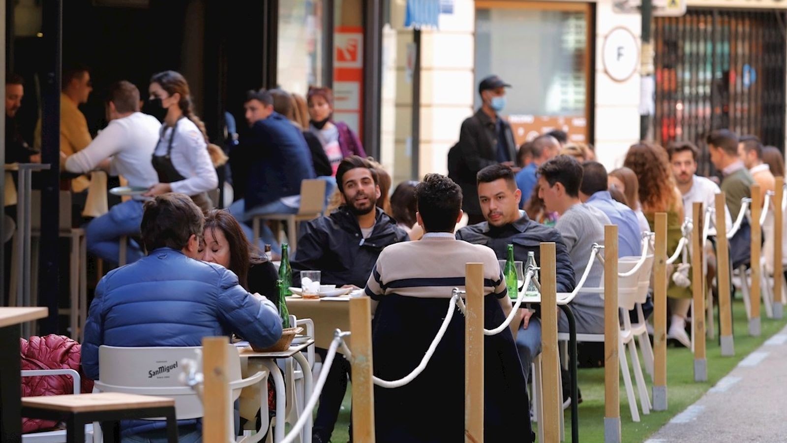 Diverses persones en un restaurant a Múrcia