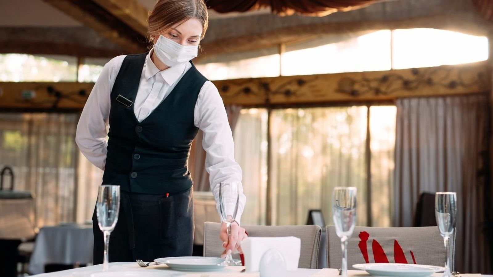 Representants de restaurants i locals denuncien que les noves restriccions son “un tancament encobert”