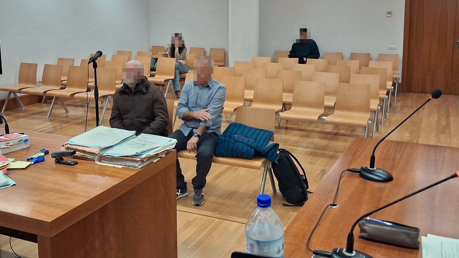 Els acusats per la mort de rucs al Desert de les Palmes durant el judici a Castelló aquest dimarts