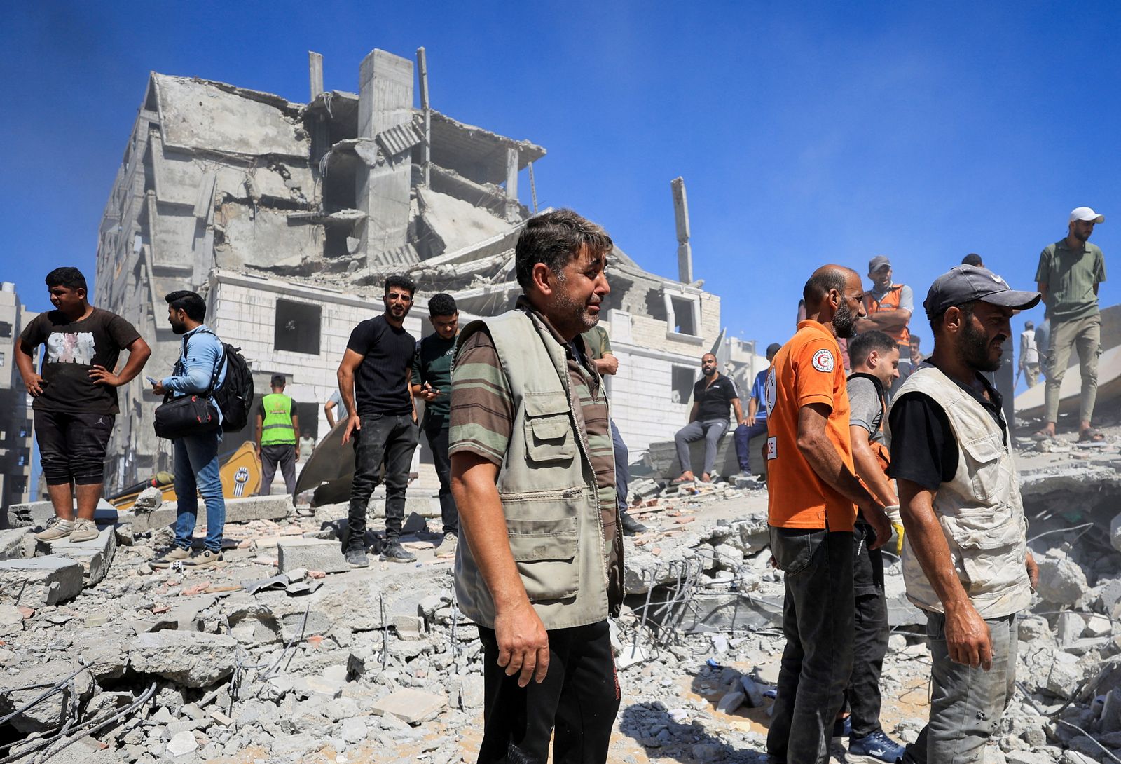 Un edifici residencial de sis plantes s'afona a Gaza després de ser atacat per l'exercit israelià