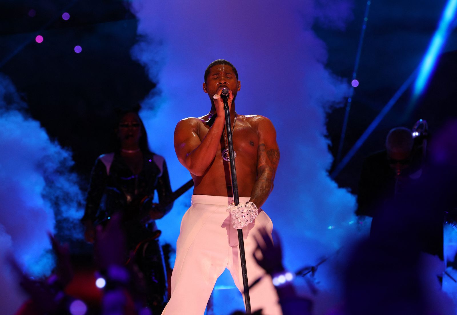 Usher, sense samarreta en un moment del xou