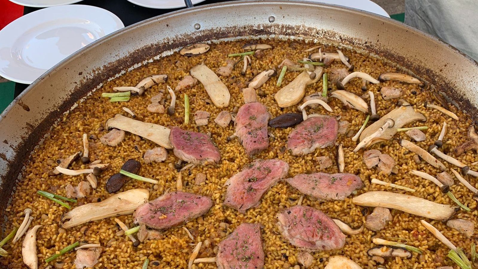 Paella que ha presentat el cuiner de l'Equador, amb carn i peix, i que està inspirada en la cuina de les Galàpagos