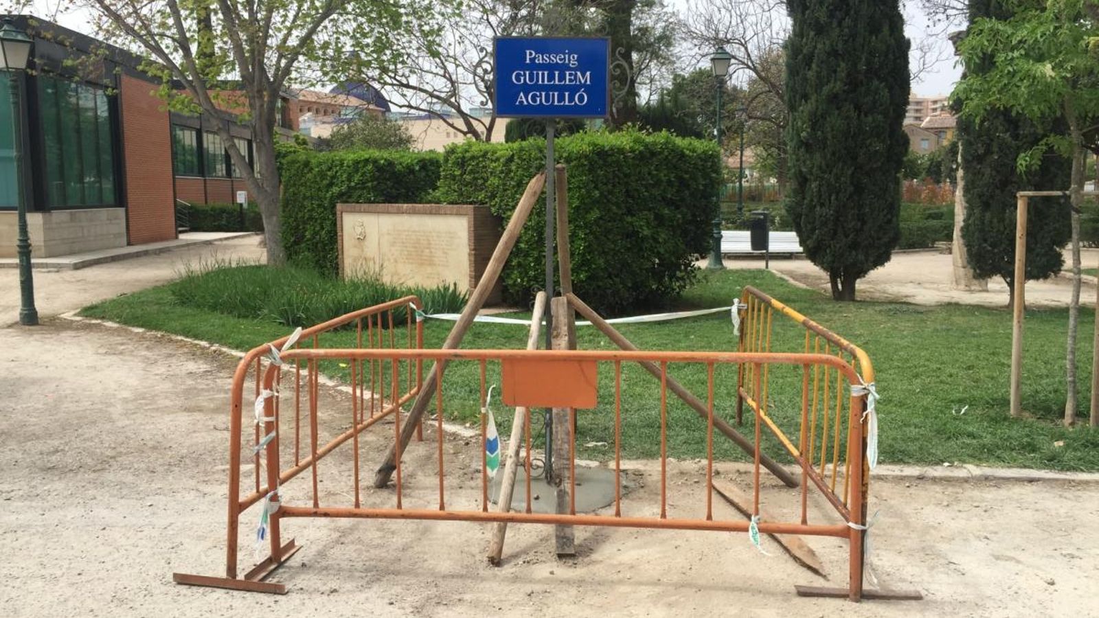 Nova placa instal·lada al passeig Guilem Agulló de València