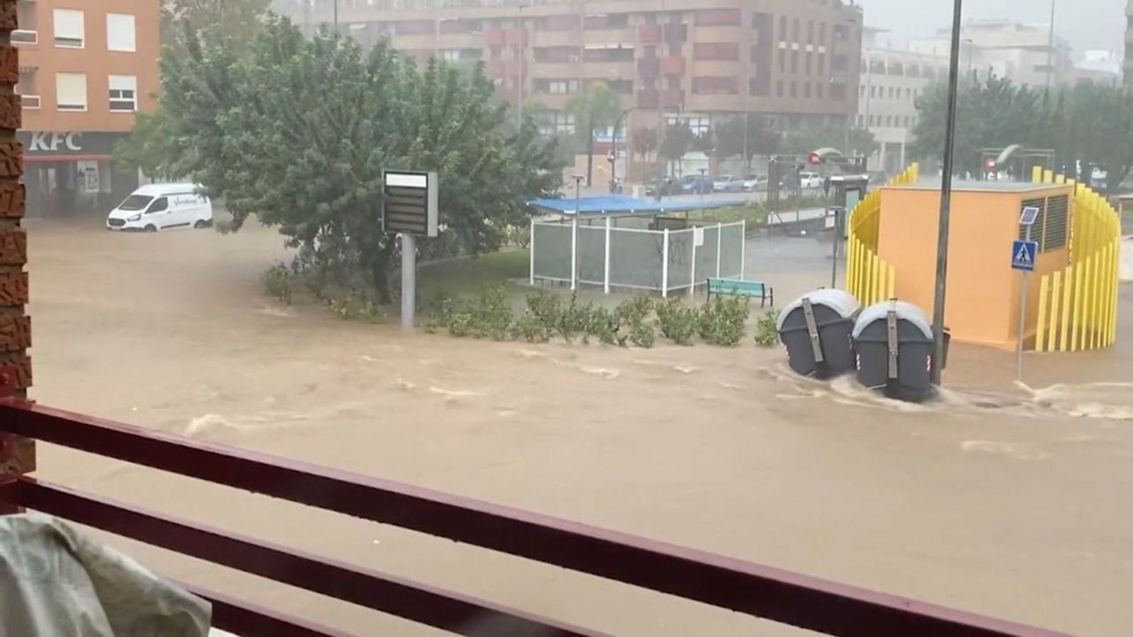 Les fortes pluges caigudes a l'Horta van negar alguns carrers de Manises Les pluges han deixat granís en alguns punts aquest dissabte