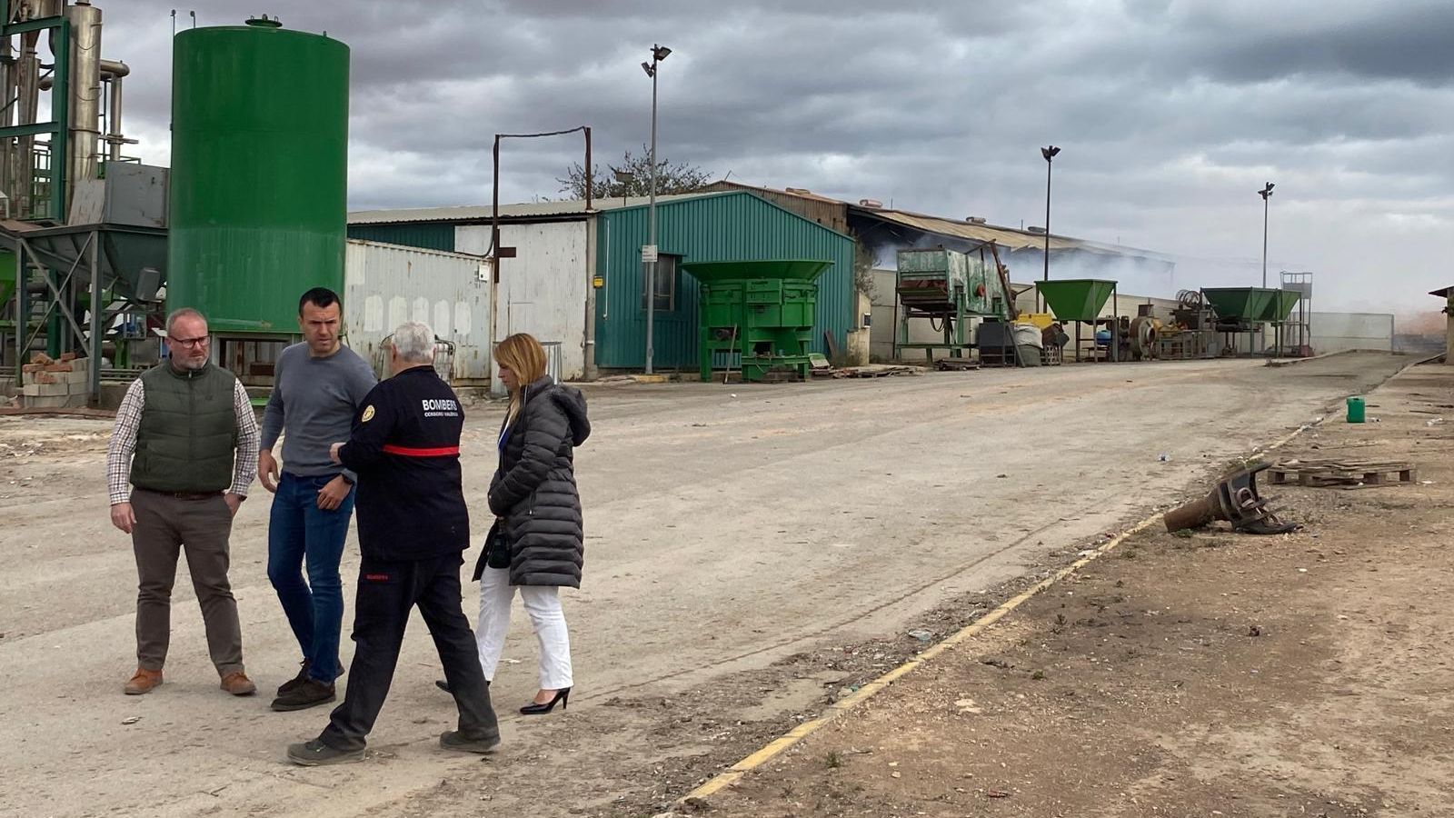El president de la Diputació de València durant la visita a la planta de reciclatge incendiada