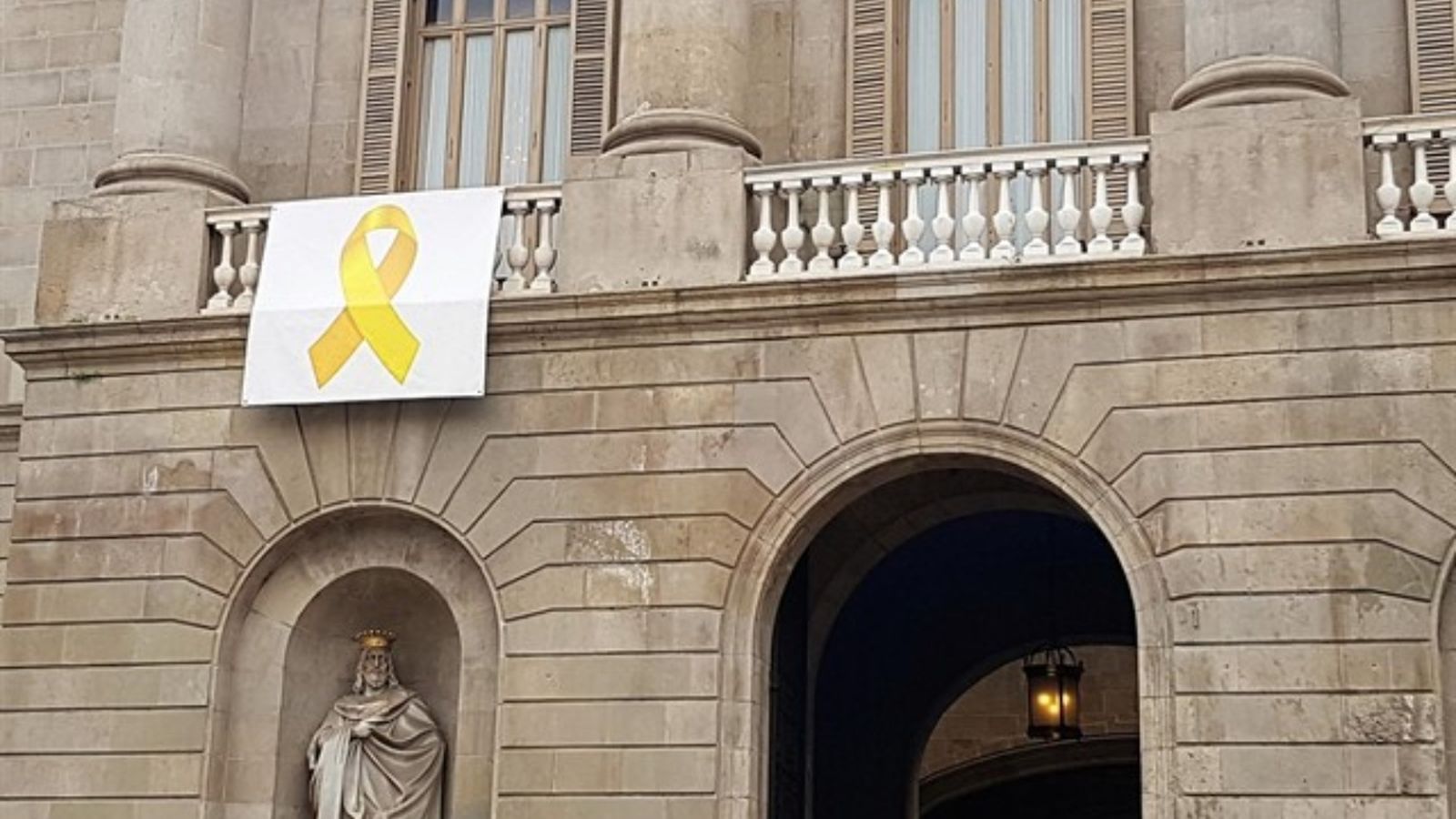 La proposició vol evitar els llaços grocs als espais públics