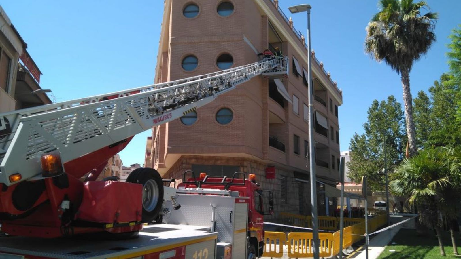 Els bombers del consorci d'Oriola  bombers del consorci d'Oriola treballen a la façana de la finca.