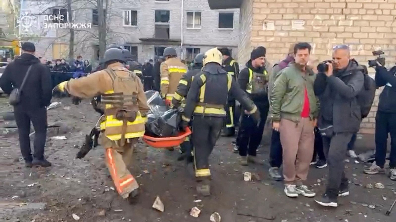 Rescatistes recuperen el cos d’un home d’un edifici danyat per un bombardeig rus a Zaporizhzhia, Ucraïna