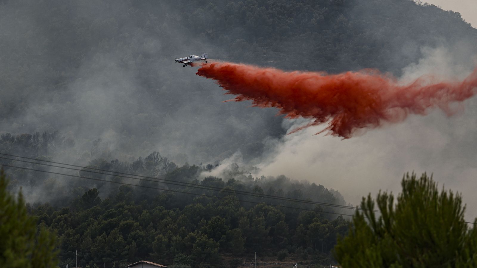 Un mitjà aeri treballa en l'extinció del foc iniciat a la Vall d'Uixó