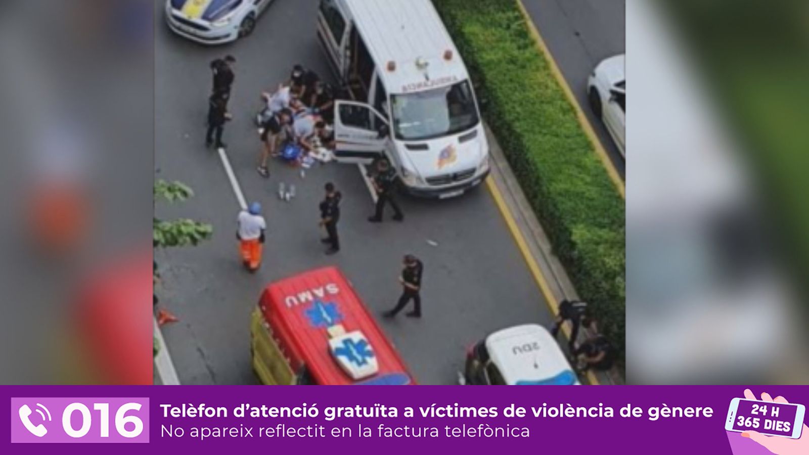 Els sanitaris assisteixen la víctima abans de traslladar-lo a l'hospital en ambulància