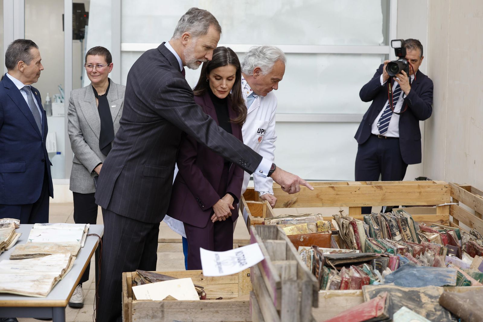 Els reis visiten el laboratori del projecte "Salvem les fotos" a la UPV