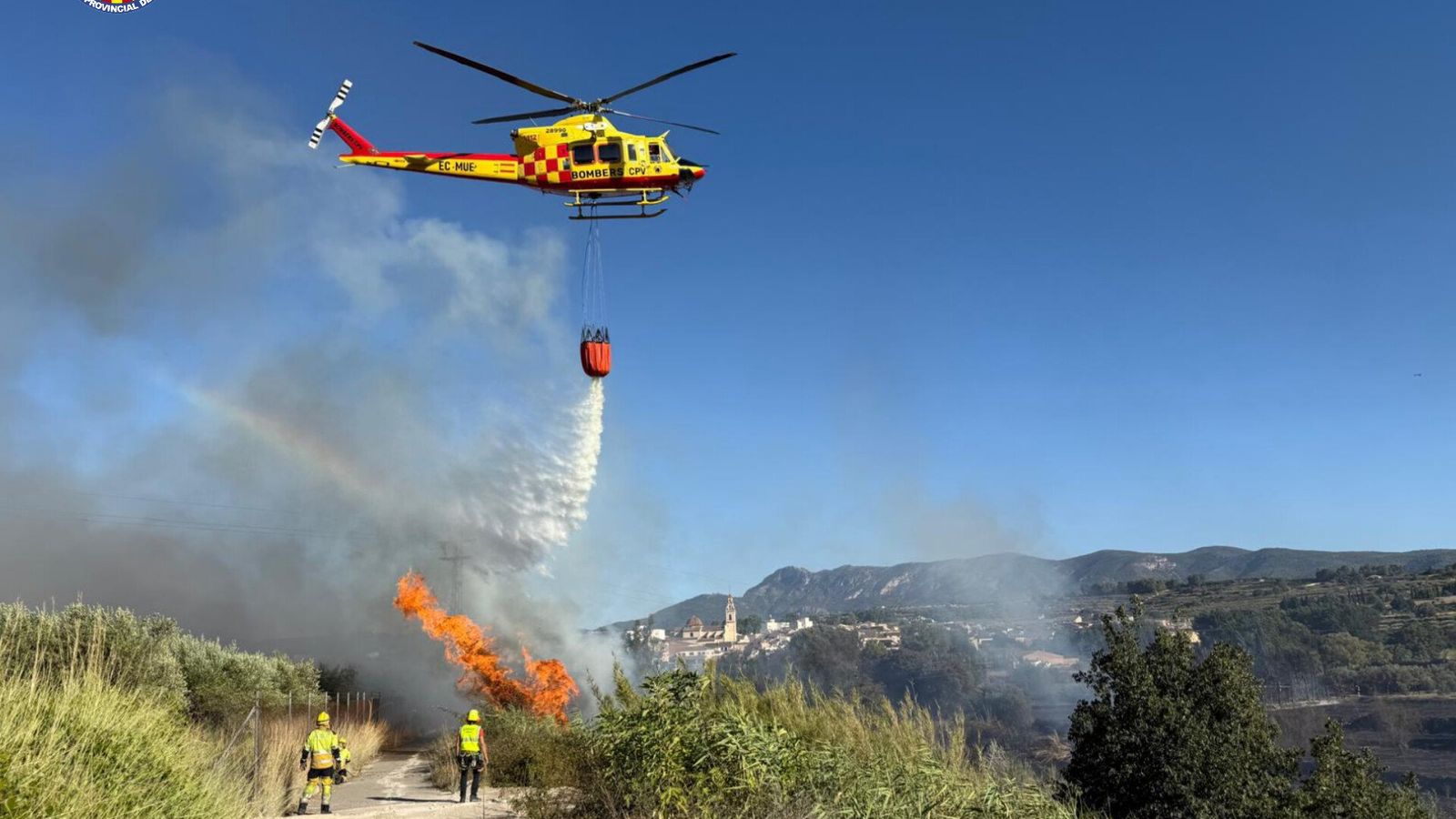 Els bombers treballen en l'extinció del foc