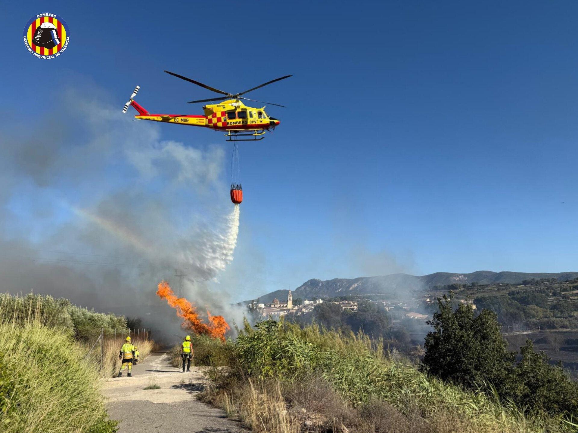 Els bombers treballen en l'extinció del foc Els bombers treballen en l'extinció del foc