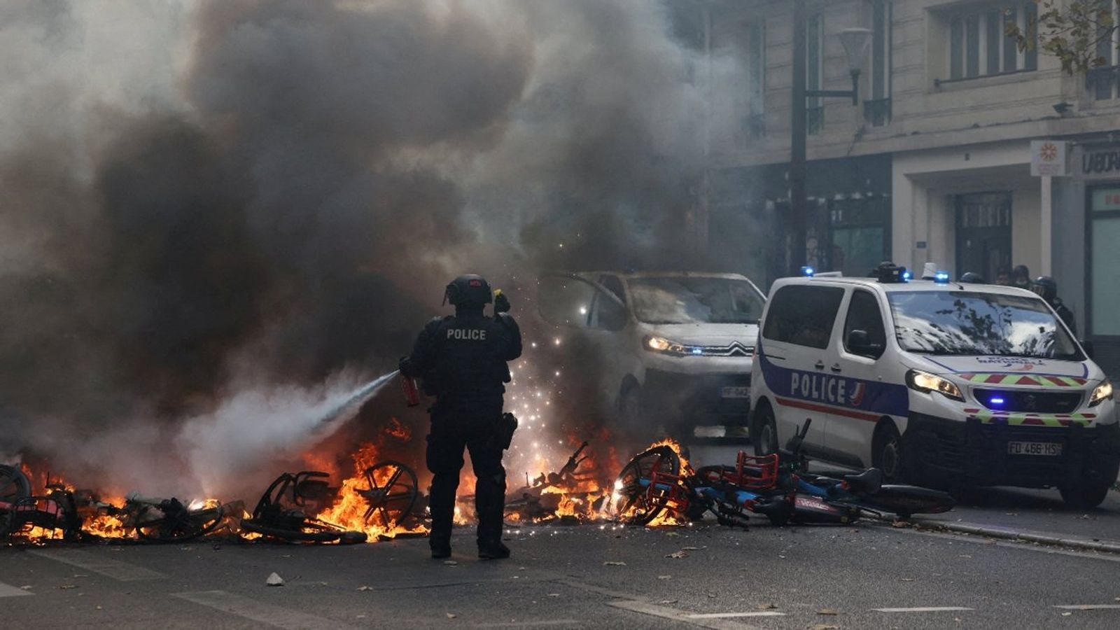 Un agent de la Policia, durant els aldarulls a París