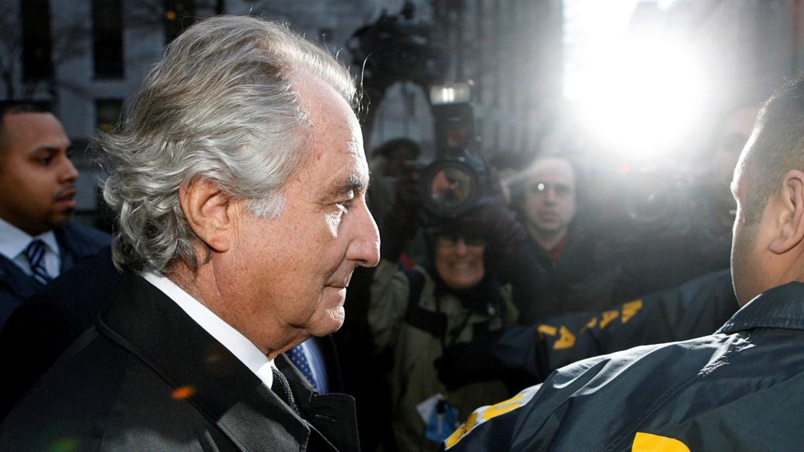 Bernard Madoff abandona la Cort Federal dels Estats Units escortat per la policia, després d'una vista judicial el gener de 2009