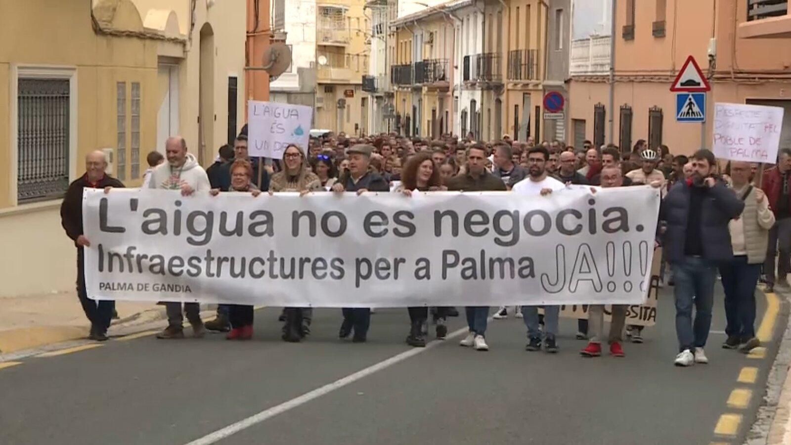 Els habitants de Palma de Gandia es manifesten per una solució al problema de l'abastiment de l'aigua
